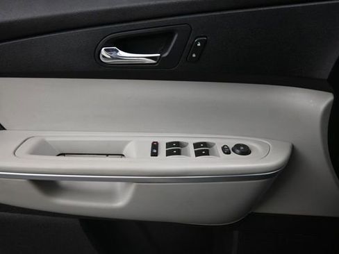 Used 2010 GMC Acadia SLE FWD image 24