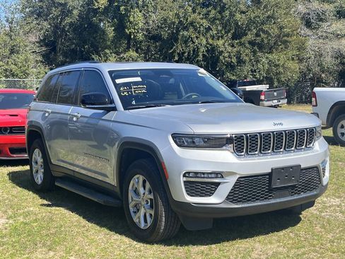 Used 2023 Jeep Grand Cherokee Limited w/ Luxury Tech Group II image 3
