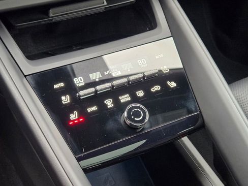 Certified 2025 Porsche Macan Electric image 25