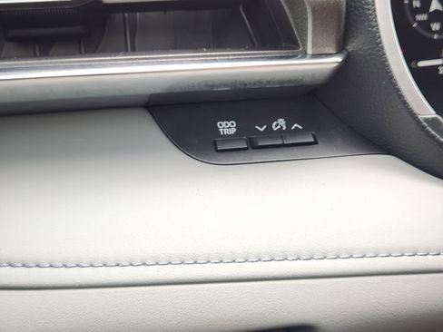 Used 2024 Toyota Highlander Limited FWD image 16