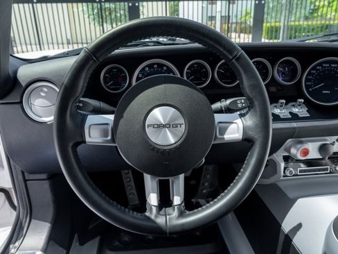 Used 2005 Ford GT RWD image 19