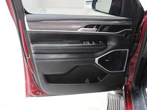 Used 2022 Jeep Wagoneer Series III w/ Premium Group I AWD/4WD image 18