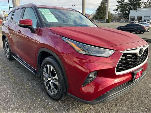 Certified 2024 Toyota Highlander XLE image 3