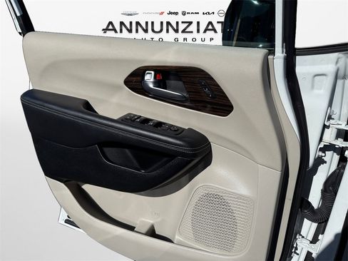 Certified 2023 Chrysler Pacifica Limited image 20