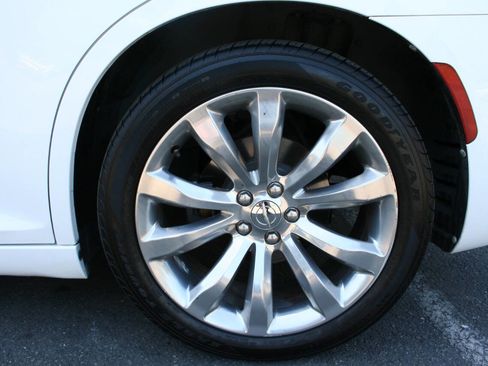 Used 2017 Chrysler 300 Limited RWD image 10