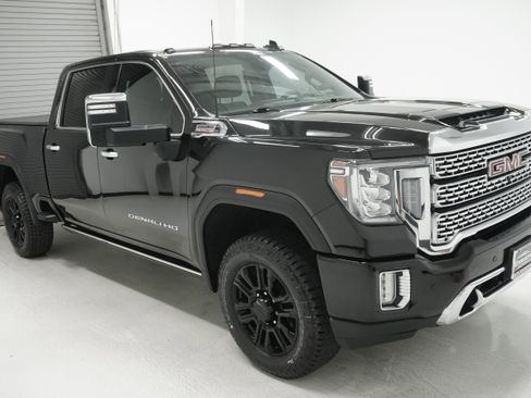Used 2022 GMC Sierra 3500 Denali w/ Denali Black Diamond Edition AWD/4WD image 3