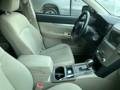 Used 2010 Subaru Outback 2.5i Premium AWD/4WD image 4