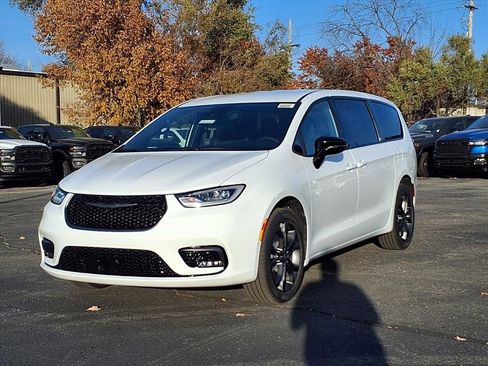 New 2026 Chrysler Pacifica Select image 2