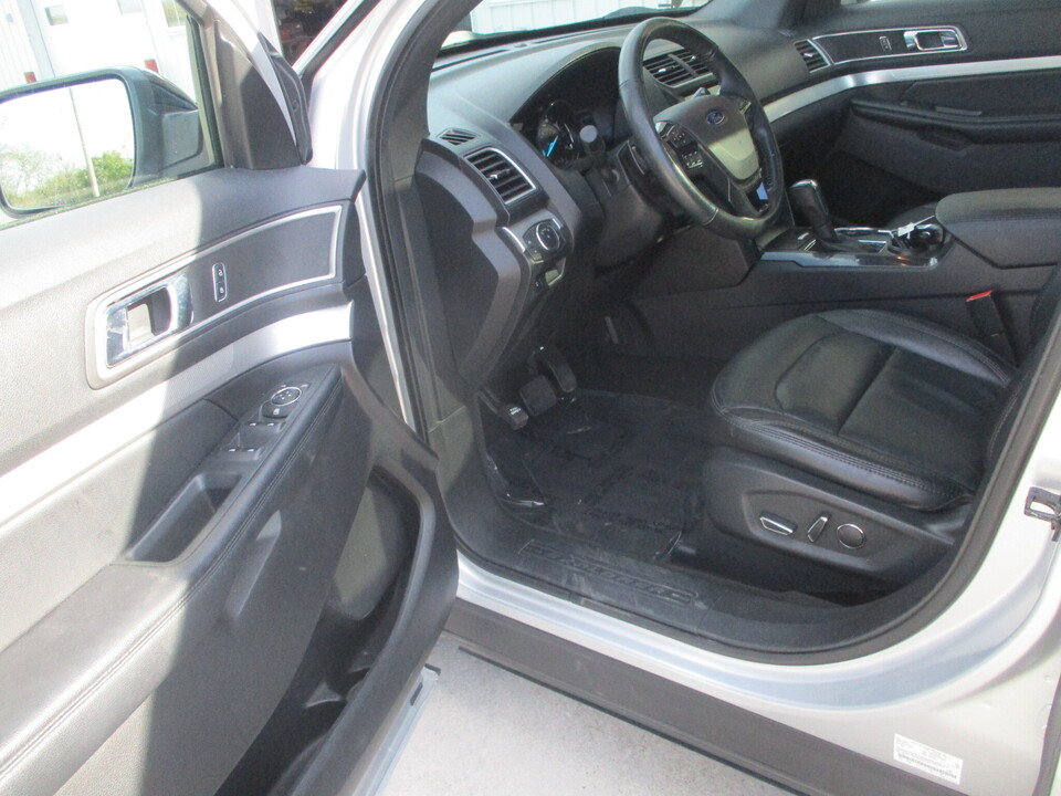 Used 2017 Ford Explorer XLT w/ Equipment Group 202A FWD image 9