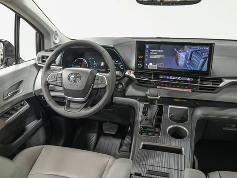 Used 2026 Toyota Sienna XLE image 28