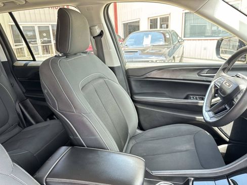 Used 2024 Jeep Grand Cherokee Laredo RWD image 10