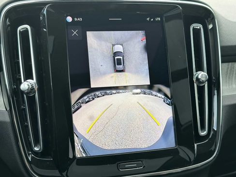 Certified 2025 Volvo XC40 B5 Plus AWD/4WD image 27