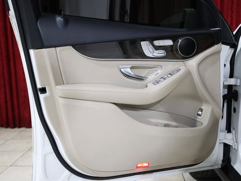 Used 2019 Mercedes-Benz GLC 300 w/ Premium Package image 11