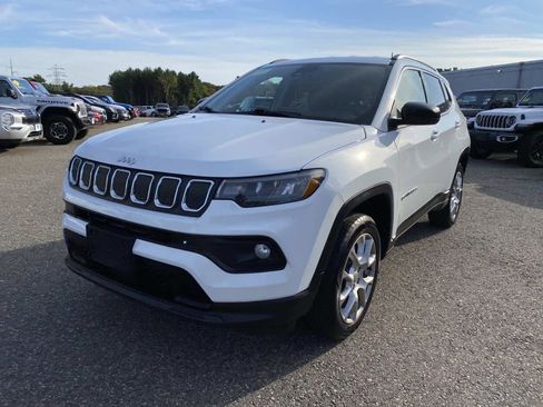 Certified 2022 Jeep Compass Latitude image 8