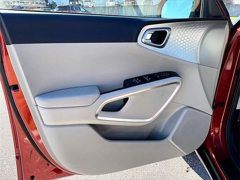 Used 2023 Kia Soul LX w/ LX Technology Package image 9