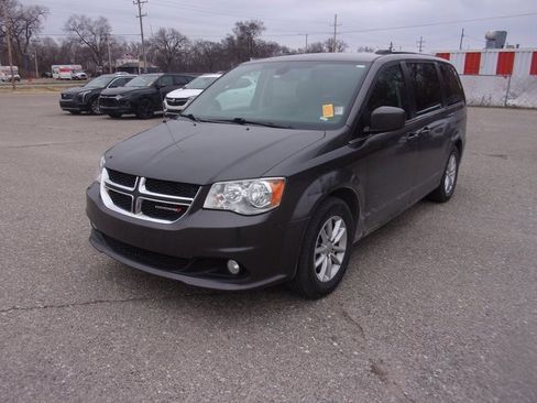 Used 2019 Dodge Grand Caravan SXT image 3