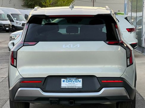 Used 2024 Kia EV9 Wind image 4