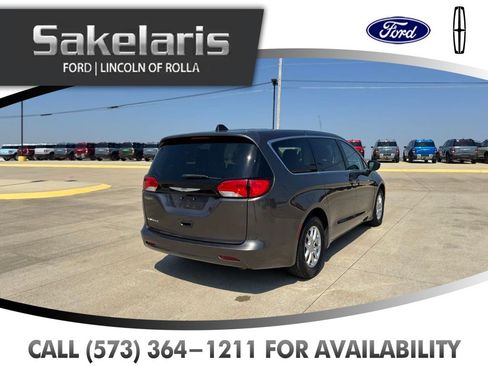 Used 2023 Chrysler Voyager LX FWD image 5