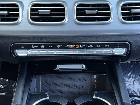 Used 2025 Mercedes-Benz GLS 450 4MATIC image 34