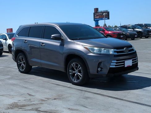 Used 2018 Toyota Highlander Plus FWD image 3