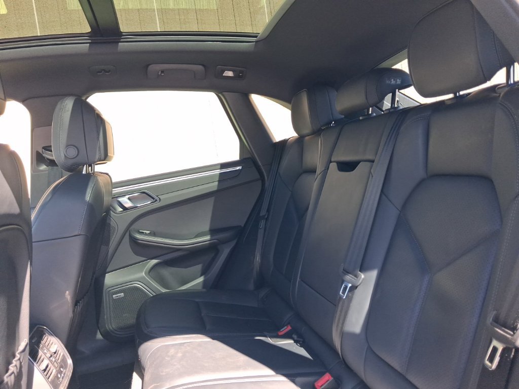 Certified 2024 Porsche Macan S AWD/4WD image 17