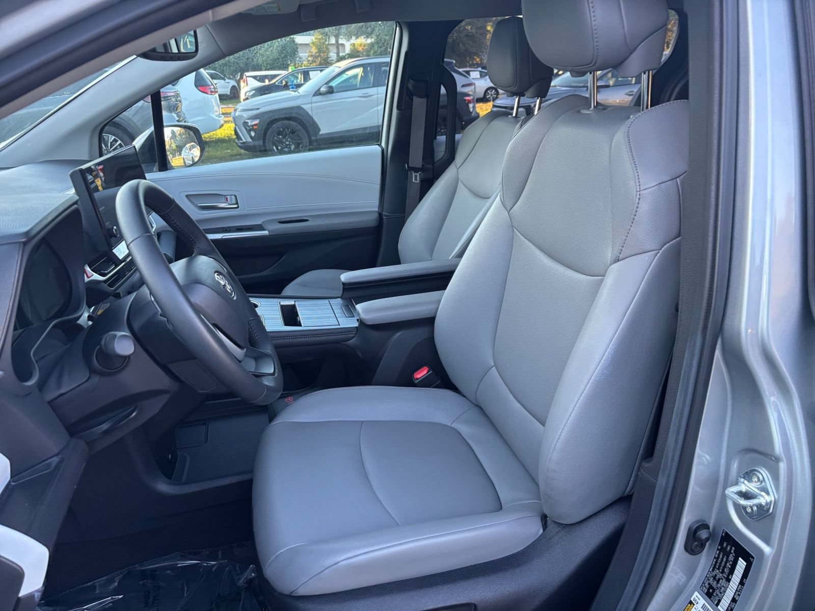 Used 2025 Toyota Sienna XLE FWD image 39
