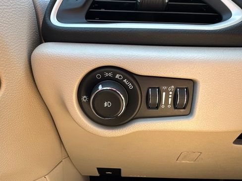 Certified 2023 Chrysler Pacifica Touring-L FWD image 11