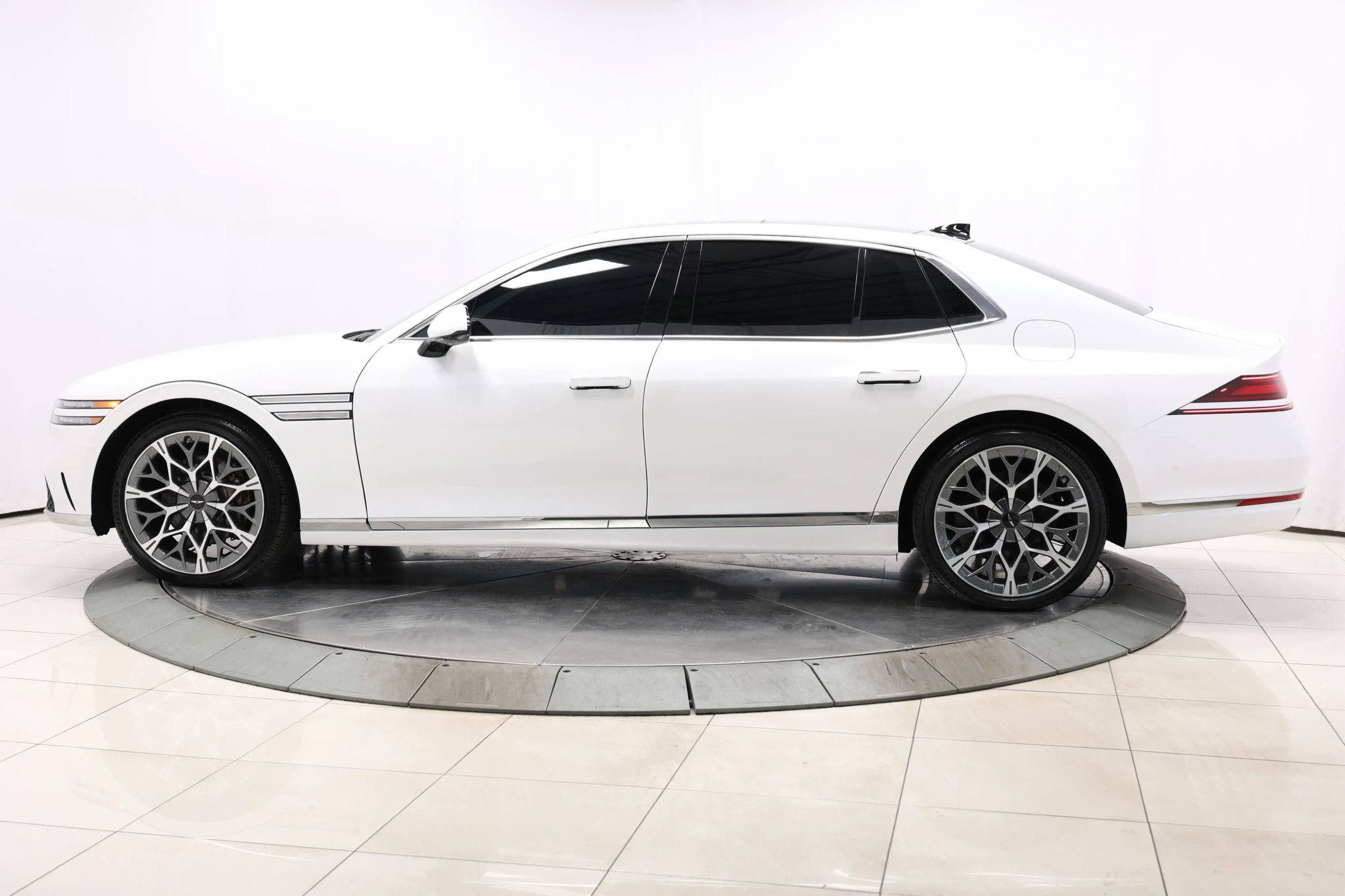 Used 2024 Genesis G90 3.5T AWD/4WD image 9
