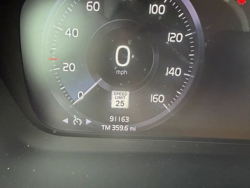 Used 2021 Volvo XC40 T4 Momentum FWD image 18