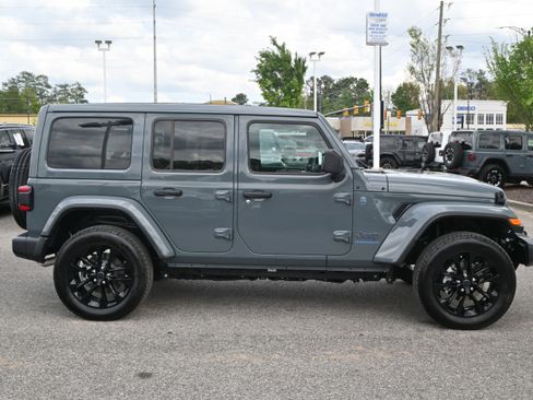 Used 2025 Jeep Wrangler Sahara w/ Safety Group image 16