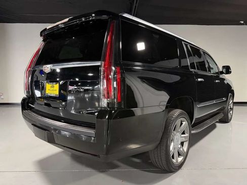 Used 2017 Cadillac Escalade ESV Premium Luxury RWD image 4