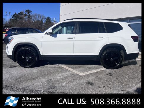 Used 2025 Volkswagen Atlas SE image 2