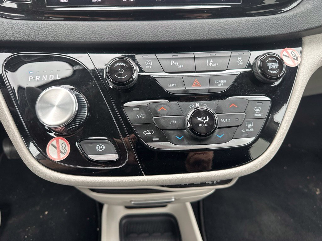 Used 2024 Chrysler Pacifica Touring-L FWD image 38