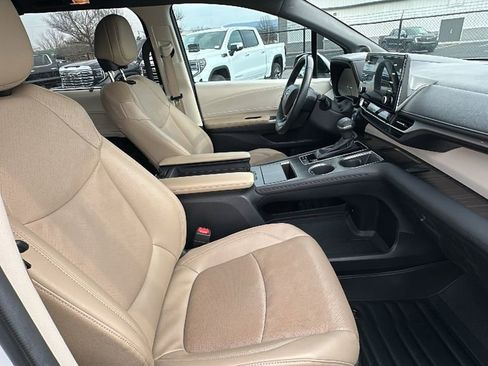 Used 2024 Toyota Sienna Limited image 15