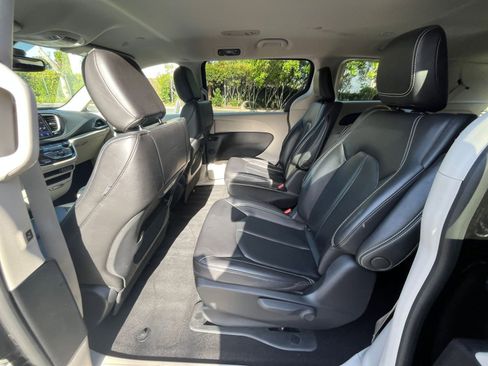 Used 2023 Chrysler Pacifica Touring-L FWD image 27