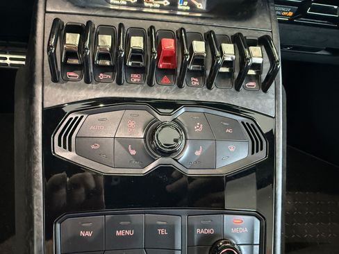 Used 2019 Lamborghini Huracan Performante AWD/4WD image 23
