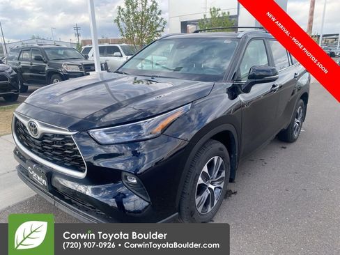 Used 2023 Toyota Highlander XLE image 3