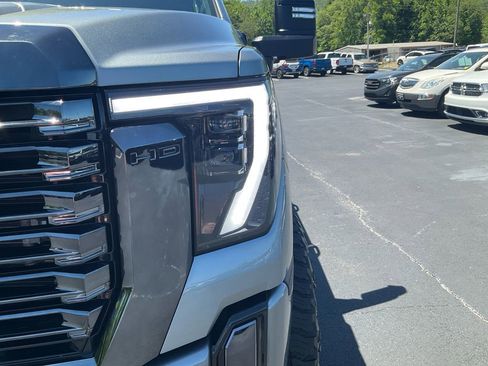 Used 2024 GMC Sierra 2500 Denali Ultimate AWD/4WD image 9