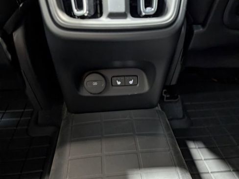 Used 2024 Volvo XC40 B5 Ultimate w/ Protection Package Premier image 11