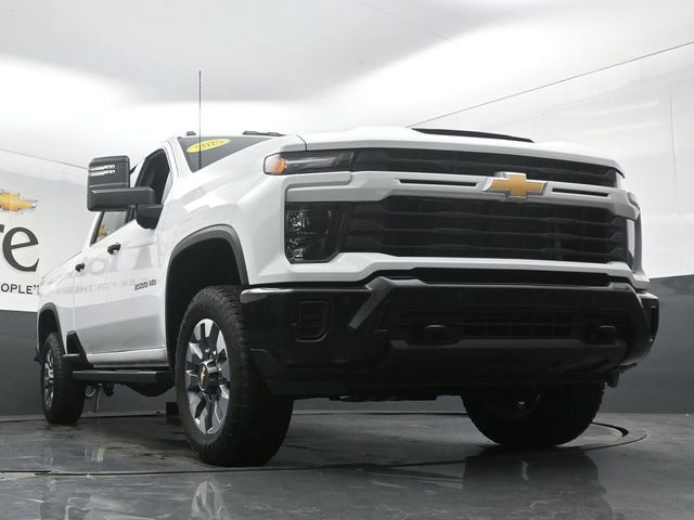 Used 2025 Chevrolet Silverado 2500 Custom w/ Custom Convenience Package AWD/4WD image 3