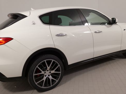 Used 2018 Maserati Levante image 10