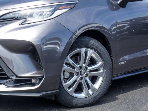 Used 2021 Toyota Sienna XSE w/ XSE Plus Package AWD/4WD image 3