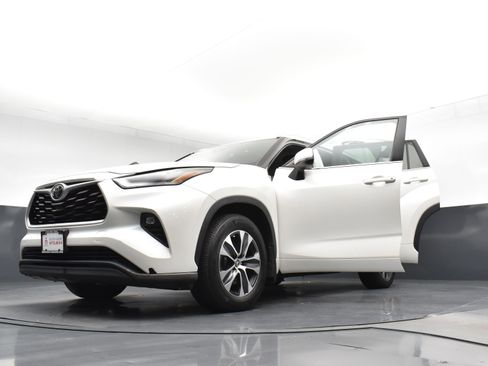Used 2021 Toyota Highlander XLE AWD/4WD image 29