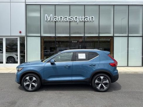 Certified 2025 Volvo XC40 B5 Plus AWD/4WD image 2