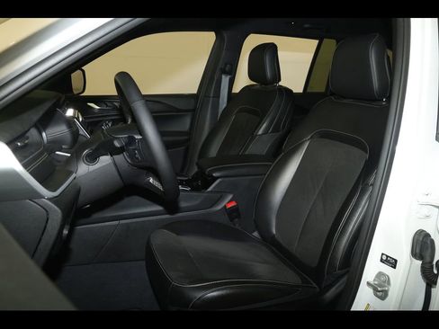 Used 2023 Jeep Grand Cherokee Altitude image 2