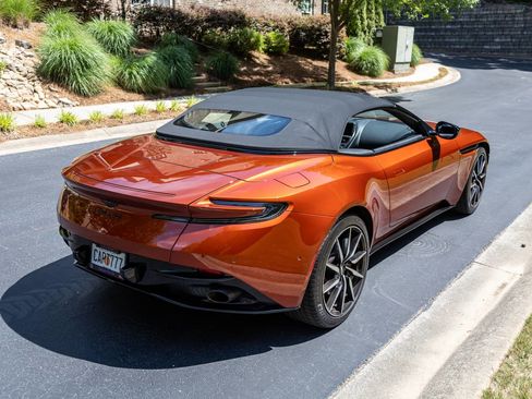 Used 2021 Aston Martin DB11 Volante RWD image 12