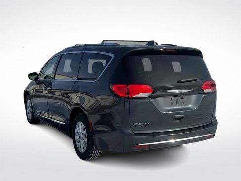 Used 2019 Chrysler Pacifica Touring-L image 7