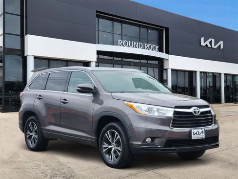 Used 2016 Toyota Highlander XLE image 3