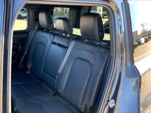 Used 2024 Land Rover Defender 110 SE image 20