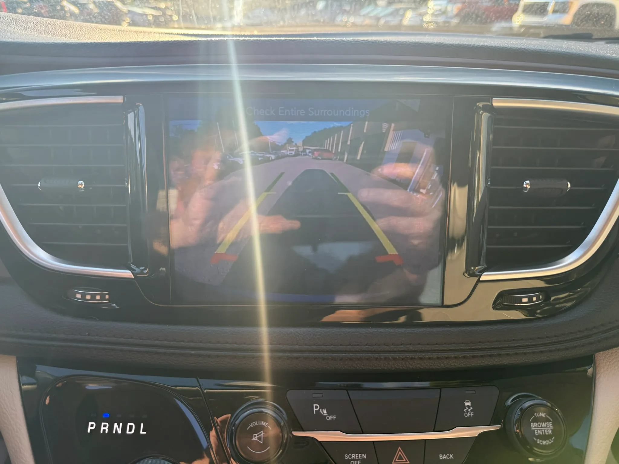 Used 2017 Chrysler Pacifica Limited w/ UConnect Theater Package FWD image 11